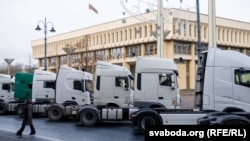 Пратэст перавозьнікаў Літвы, машыны якіх заблякавалі ў Беларусі. Вільня, 10 сьнежня 2025 году