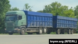 Порожня фура з причепом у Джанкої їде у бік виїзду з Криму, додаткова колісна пара не використовується, номерний знак серії АР – Запорізька область