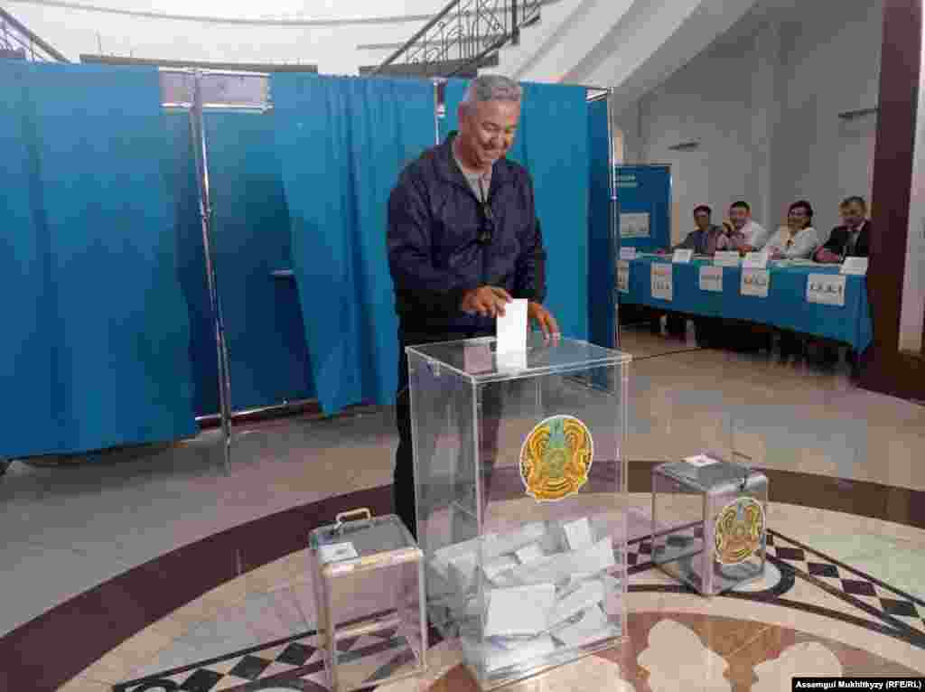 "Ақ жол" партиясы төрағасы Азат Перуашев Нұр-Сұлтан қаласындағы №122 референдум учаскесінде дауыс беріп тұр. 5 маусым 2022 жыл.