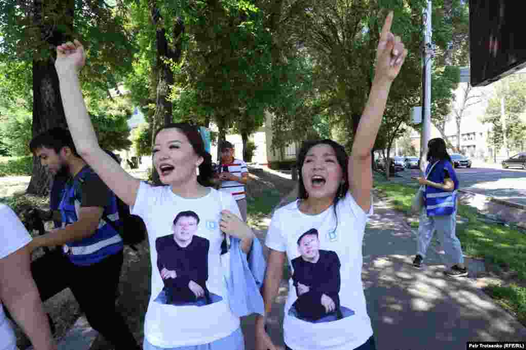 Тіркелмеген "Демократиялық партия" белсенділері Инга Иманбай, Аружан Дүйсебаева және тағы бірнеше адам қамаудағы саясаткер Жанболат Мамайды босатуды талап етті. Олар "Тоқаев, Қаңтар тізімін жарияла!" деп те айқайлады. Алматыдағы Республика алаңы, 5 маусым 2022 жыл.