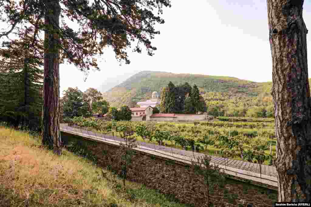 Manastir i dalje čuvaju pripadnici mirovne misije KFOR-a na Kosovu.