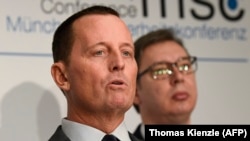 U.S. special envoy Richard Grenell (left) and Serbian President Aleksandar Vucic (file photo)