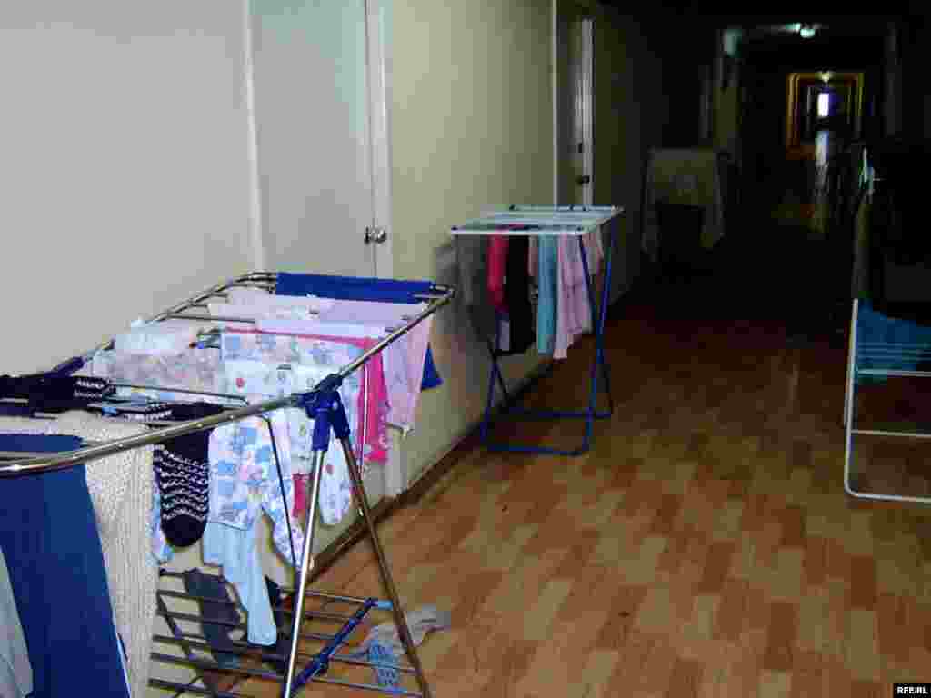 Бірақ әртістер жылуы  жоқ, жағдайсыз жатақханада жылдар бойы тұрып келеді. Әр бөлменің алдында кір кептіргіш. - Сушилки для белья расставлены почти возле каждой двери в общежитии театра оперы и балета. Астана, 13 января 2009 года.
