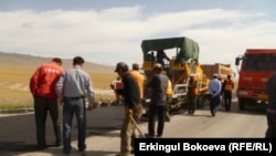 Работы на трассе Бишкек-Нарын-Торугарт, 11 августа 2011 года.