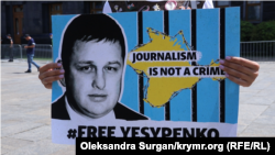 Пратэстовец трымае плякат з заклікам вызваліць Уладзіслава Есіпенку ля будынка Офіса прэзыдэнта Ўкраіны ў Кіеве ў 2021 годзе