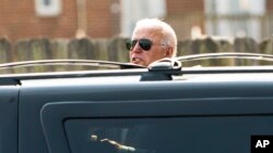 Joe Biden răspunde jurnaliștilor, în timp ce urcă în mașina prezidențială, după ce a luat micul dejun cu familia fiului său și cu nepoții la o cafenea din Wilmington, 3 octombrie 2021 .