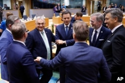 Прем'єрБельгії Барт Де Вевер, прем'єр Угорщини Віктор Орбан, прем'єр Португалії Луіш Монтенегру, прем'єр Чехії Петр Фіала, прем'єр Хорватії Андрей Пленкович, прем'єр Словенії Роберт голод і прем'єр Фінляндії Петтері Орпо на саміті ЄС у Брюсселі. 26 червня 2025 року