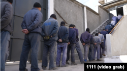 Prizonieri de război, în toamna lui 2024, într-o închisoare nespecificată din Ucraina. 