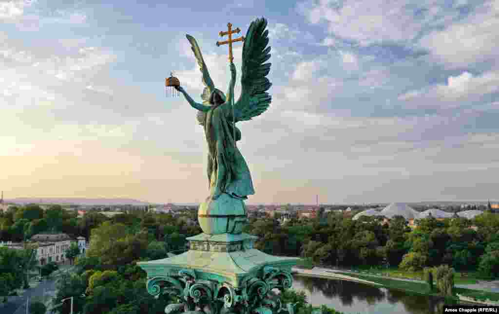 მთავარანგელოზი გაბრიელი ბუდაპეშტში აღმართულ ამ ძეგლზე გამოსახულია უნგრეთის პირველი მეფის, წმინდა სტეფანეს, გვირვინითა და ჯვრით. ეს გვირგვინი, გადახრილი ჯვრით, იმ ორიგინალის ასლია, რომელიც პარლამენტის შენობაში ინახება.