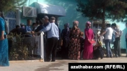 Bankomat nobaty. Türkmenistan. Illýustrasiýa suraty. Arhiwden alyndy. 2019 ý. 