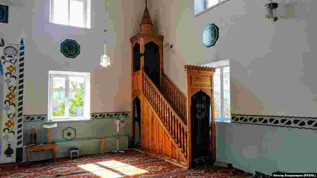 Праворуч встановлений мінбар &ndash; трибуна, з якої імам мечеті вимовляє проповідь перед колективним п'ятничним намазом (молитвою). У вихідні дні тут проводяться уроки арабської мови, а також вивчення Корану для мусульман різного віку