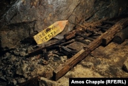 تابلویی که راه خروجی یک معدن متروکه اورانیوم در شمال بوهمیا را نشان می‌دهد.