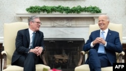 Президент США Джо Байден проводить двосторонню зустріч із прем’єр-міністром Великобританії Кіром Стармером в Овальному кабінеті Білого дому у Вашингтоні, округ Колумбія, 10 липня 2024 року. 