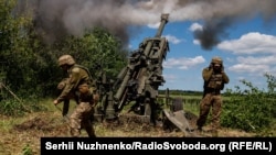 Українські військові ведуть вогонь з гаубиць М777 по позиціях російської армії. Донецька область