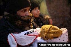 Autoritățile poloneze au găsit un grup de migranți într-o pădure din Polonia, în apropierea graniței cu Belarus. Aceștia au fost duși la un centru de detenție. (9 noiembrie, 2021)