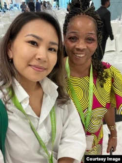 Айдай кениялык кесиптеши менен.