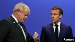 Боріс Джонсон і Емманюель Макрон під час телефонної розмови домовилися продовжити роботу над санкціями проти Росії