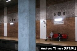 Până în luna iunie, transportul cu metroul era considerat cel mai rapid din București. Din iulie, timpul de așteptare a unui tren este și de 15 minute, iar un călător poate ajunge să piardă câte jumătate de oră în fiecare zi de navetă.