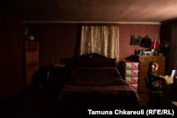 სალომე დედის საძინებელში მეცადინეობს