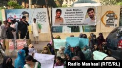 د ورکو بلوڅانو خپلوانو په وروستیو کلونو کې د هغوی موندلو لپاره پراخې مظاهرې کړې دي - پخوانی انځور.