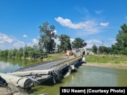 Podul Luțca, din județul Neamț, este un pod suspendat pe piloni și a fost inaugurat în 1972.