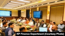 د خيبر پښتونخوا د خزانې وزیر تيمور سلیم جګړا د جولای پر درېیمه مشال راډیو ته وویل چې په دې اړه يې د جون پر ۲۹مه د خزانې وفاقي وزیر مفتاح اسمعاعيل ته یو خط لیکلی دی. 