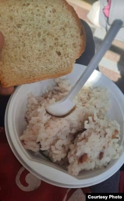 Mâncarea din centrul de filtrare de la Bezimenne, regiunea Mariupol. Oamenii acuză autoritățile ruse că îi servesc cu hrană de proastă calitate, motiv pentru care unii din ei au dezvoltat toxiinfecții alimentare.