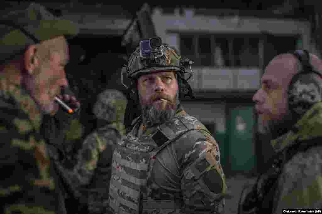 Militarii ucraineni în timpul unei pauze în luptele grele de pe linia frontului din Severodonețk.