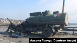 Розбита українська техніка на Антонівському мосту в Херсоні під час наступу російських військ наприкінці лютого 2022 року