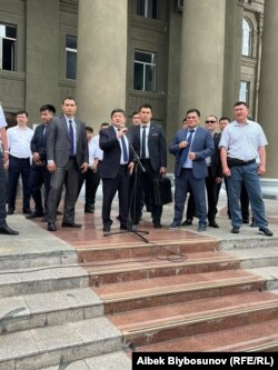 Акциянын катышуучуларына Министрлер кабинетинин төрагасы Акылбек Жапаров чыгып, жооп берди.