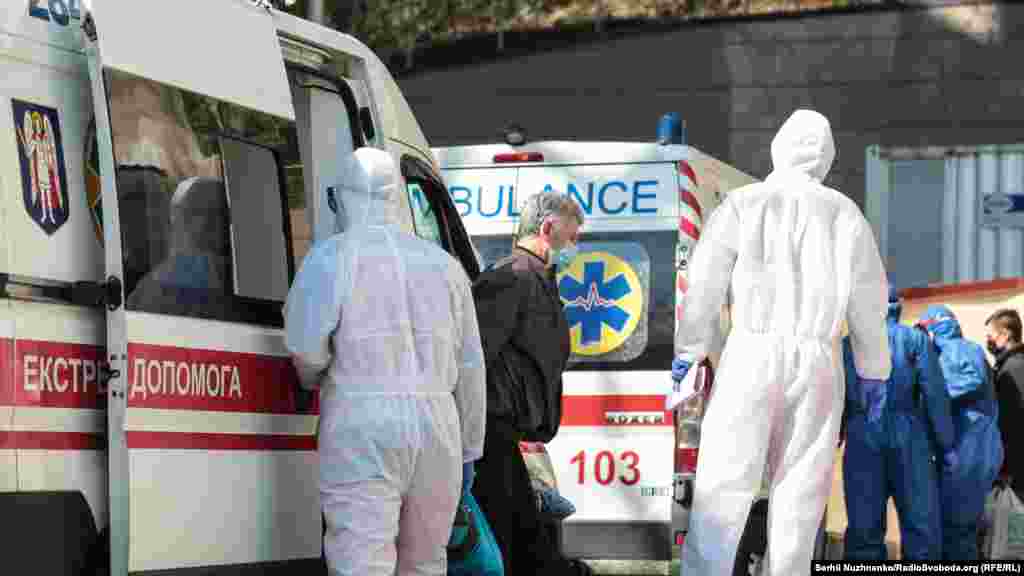 334 медики заразилися COVID-19 в Україні, повідомив міністр охорони здоров&rsquo;я Максим Степанов в ефірі телеканалу &laquo;Інтер&raquo;. &laquo;Справді, у нас із 2 203 захворювань на сьогодні 334 медичних працівників. Ми щодня займаємося тим, щоб максимально забезпечувати засобами індивідуального захисту. Щодня прилітають літаки з десятками, сотнями тисяч і респіраторів, і костюмами біозахисту, окулярами &ndash; все це одразу постачається до лікарень&raquo;, &ndash; розповів Степанов.