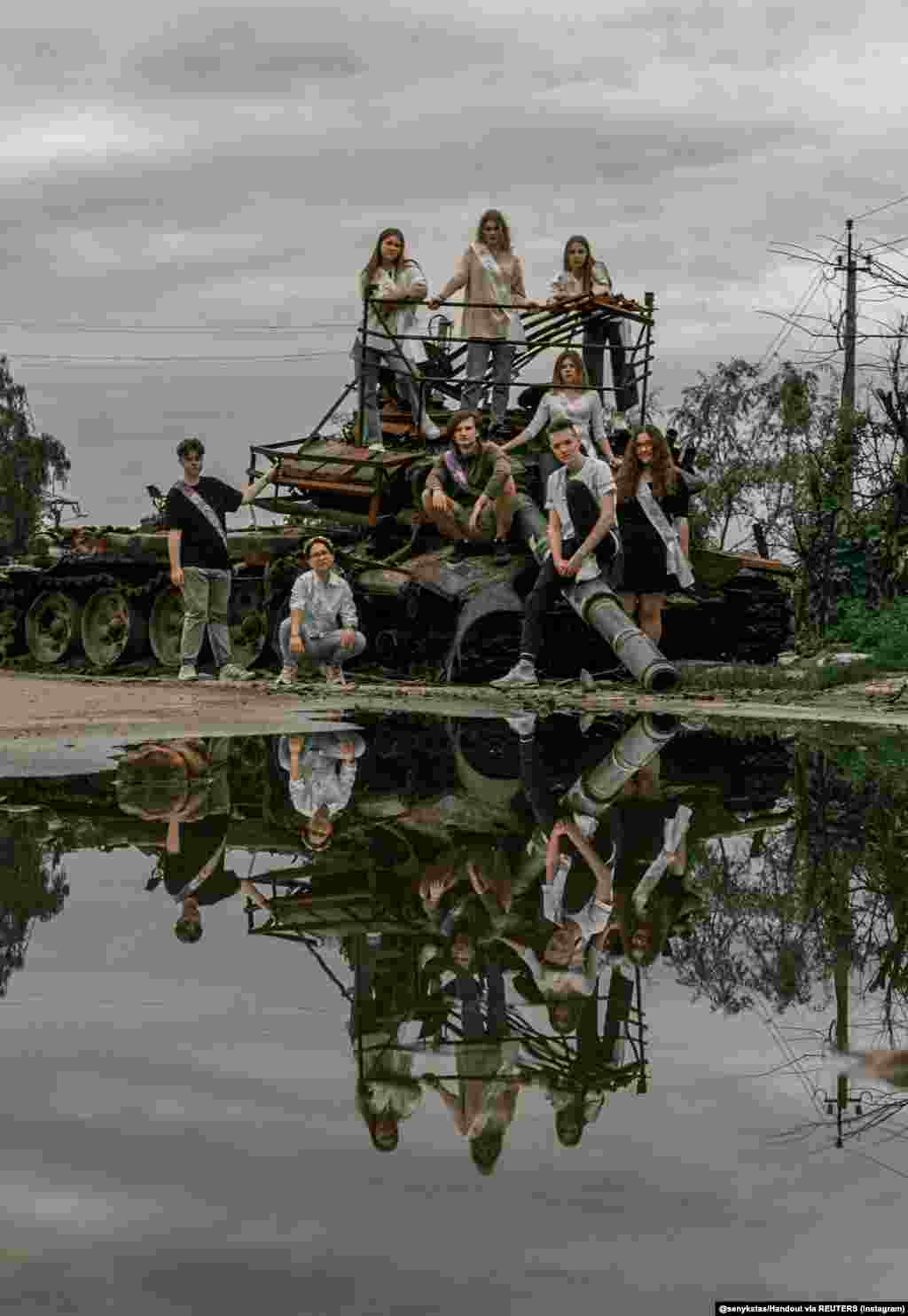 Синек фотосессияға қатысқан оқушылардың өте қуанышты болғанын айтады. "Балалардың жүзінен көңілсіздік байқамадым, олардың сағы сынбаған. Соғыс оларды мықты ете түскен" дейді ол. &nbsp;