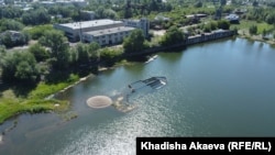 Брошенная баржа у судоремонтного завода. В советское время Семей был важным пунктом для речных перевозок. В 1990-е годы судоремзавод  превратился в склад пустых барж, а потом и вовсе развалился. 9 июня 2022 года