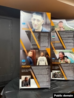 Күргәзмәдәге плакатларның берсе