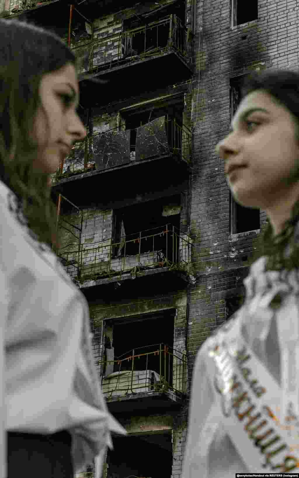 "Бұл фотолар оқушыларға ес жиюға көмектеседі. Түлектердің бірінің анасы суреттерді көрген соң маған қатты риза болды, сол сәттегі эмоциямды айтып жеткізе алмаймын" дейді фотограф. &nbsp;