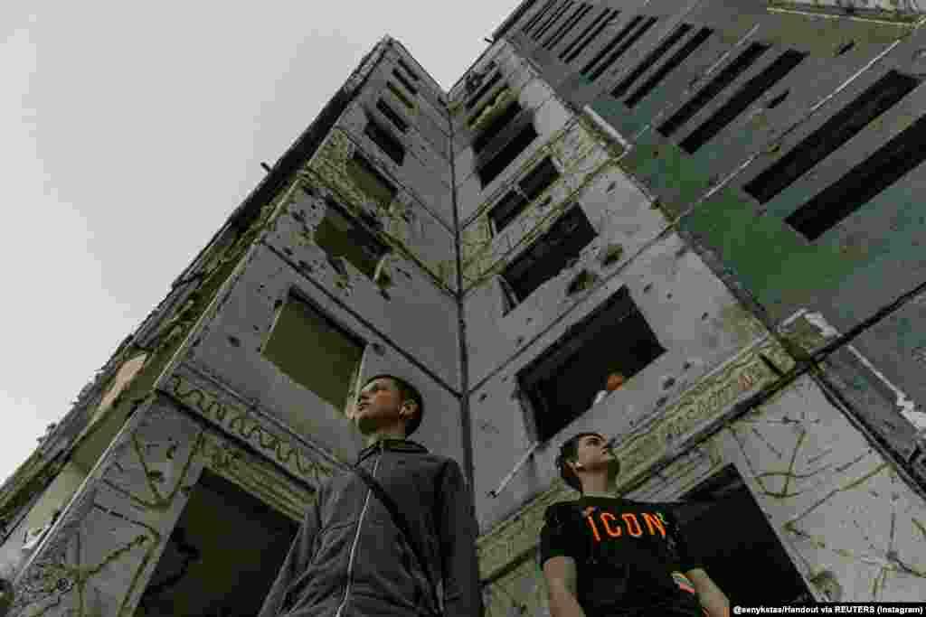 Фотографқа да бұл жобасы ауыр тиген. "Соғыс бұл оқушыларды талай қызықтан айырғанын ескерсек, олардың бәрі батыр" дейді Синек.