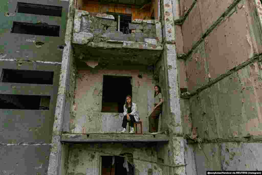 "Осы оқушылардың өмірін, осы оқиғаны суретке түсіріп алғым келеді" дейді Синек. Ресей Киевті басып алмақ болғанда Чернигов қаласына да шабуылдап, үйлер мен мектептерді атқылаған. Ресейлік әскерилердің Киевті алу жоспары жүзеге аспаған соң Черинговтан шығып кеткен.