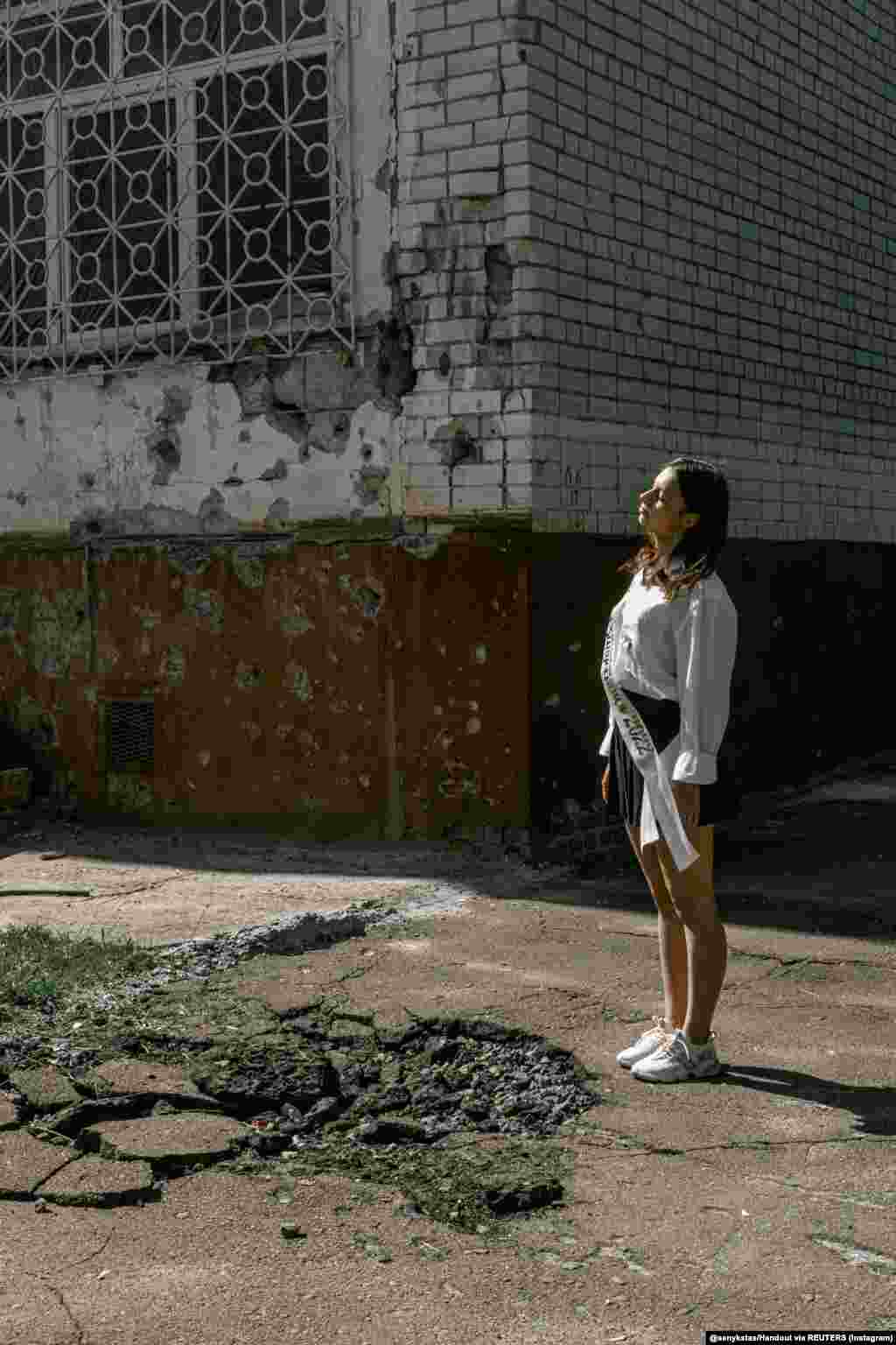 Бұған дейін үйлену тойлар мен портреттік суреттер түсіріп жүрген Сеник Ресей Украинаға басып кіргелі соғыс жайлы фотолар түсіре бастаған. "Еліме көмектесетін жобаларды жүзеге асырғым келді" дейді ол. Фотограф суреттерін онлайн аукционда сатып, түскен қаржыны Украина әскеріне аударғысы келеді. Ол бұл фотолары арқылы елінде не болып жатқанын әлемге жеткізуді де көздейді.