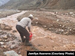 Суу ташуу - айылдыктардын күнүмдүк түйшүгү.