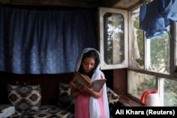 یک دختر محروم از مکتب که به مطالعه کتاب بیشتر علاقمند شده است