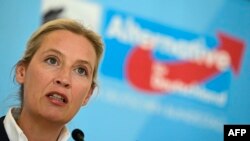 Co-președinta AfD, Alice Weidel, făcând o declarație de presă pe 5 mai, înainte ca partidul său să depună o plângere în justiție împotriva deciziei recente a serviciului de informații german de a-l clasifica drept organizație extremistă.