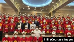 Түштүк Кореяга кетип жаткан кыргызстандык эмгек мигранттары. июль, 2022-жыл.