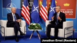 Secretarul general al NATO, Jens Stoltenberg, și președintele SUA, Joe Biden, s-au întâlnit la începutul summitului NATO de pe arena IFEMA din Madrid, Spania, 29 iunie 2022.
