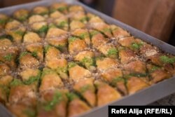 Pastiçerët besojnë se ka mbi njëqind lloje të bakllavasë, ndërkaq origjina e kësaj ëmbëlsire është e diskutueshme.