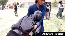 یکی از زنان آسیب دیده از زلزله اخیر در جنوب شرق افغانستان 