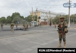 Сотрудники узбекских сил безопасности в Нукусе после подавления протестов