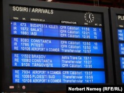 Într-o zi de vară, în jurul prânzului, 5 trenuri au înregistrat întârzieri de până la 100 de minute. Unul dintre trenuri, o legătură internațională între Budapesta și București, avea urma să sosească în Gara de Nord cu jumătate de oră mai târziu decât ora programată.