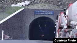 Кусеин Көлбаев атындагы тоннел. "Кыргызавтожол" мамлекеттик ишканасынын сүрөтү.