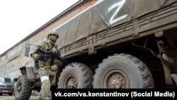 Дмитро Бутрій також повідомив, що окупанти оточили залізничну станцію, щоб «місцеві не здавали рух окупаційної техніки»