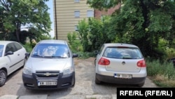 Vetura me targa KM në Mitrovicë të Veriut më 4 korrik 2022. 